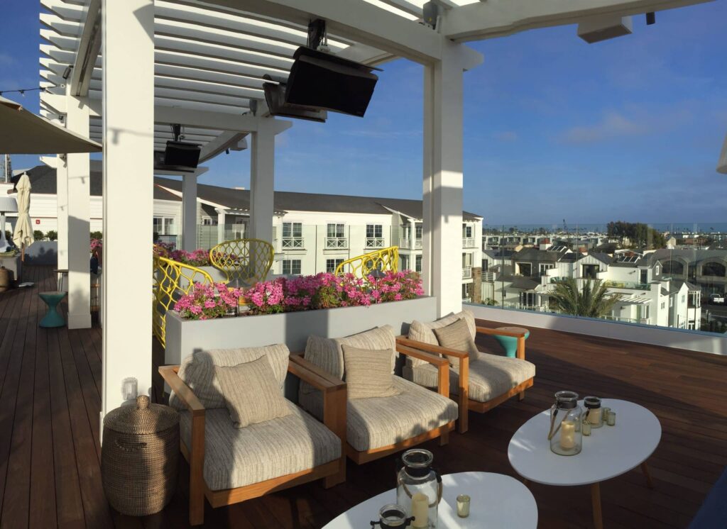 Rooftop-Bar mit Blick auf die Stadt und Gasheizung