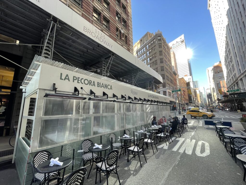 New Yorker Restaurant mit Außengastronomie