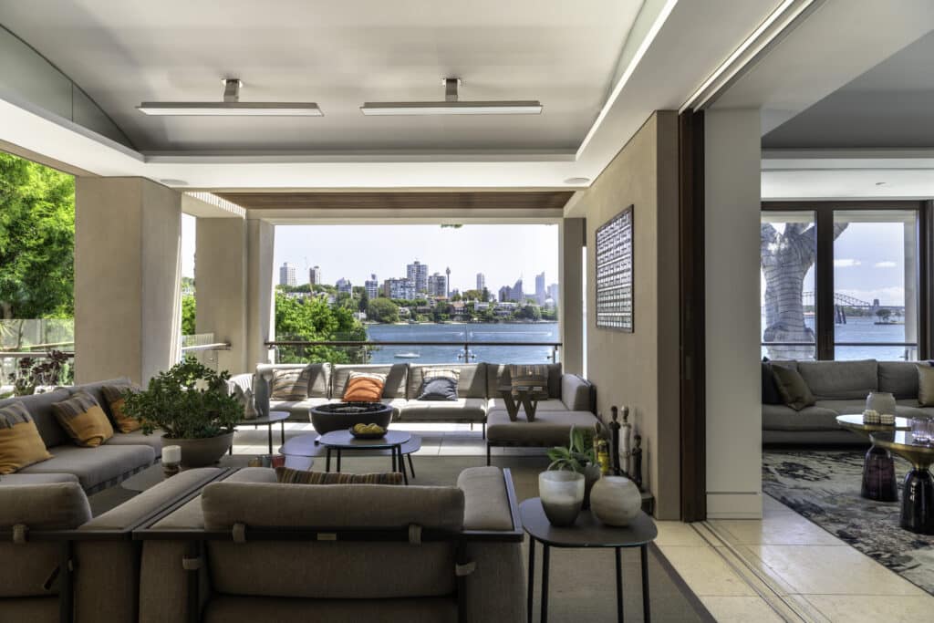 Lounge-Bereich im Freien mit Blick auf die Skyline von Sydney und den Hafen mit elektrischen Heizgeräten