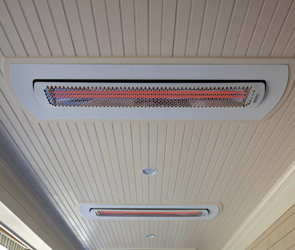 Weißer elektrischer Heizkörper in die Decke der Veranda eingelassen